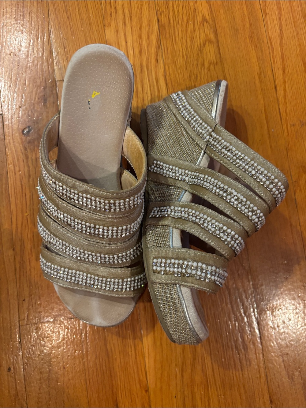 Volatile Women's Rhinestone & Pearl Strappy Slide Sandals in Gold Sz 6